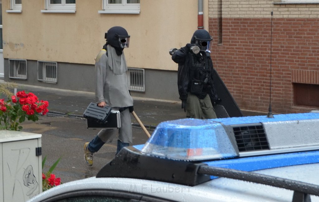 Einsatz BF Koeln Polizei SEK Koeln Kalk Remscheiderstr P1712.JPG